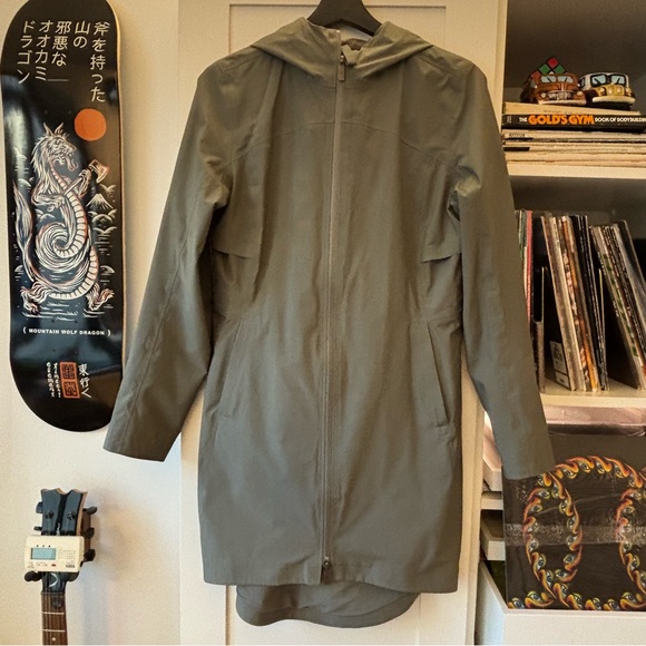 lululemon athletica Jackets & Blazers - lululemon athletica Women's Olive Hooded Raincoat